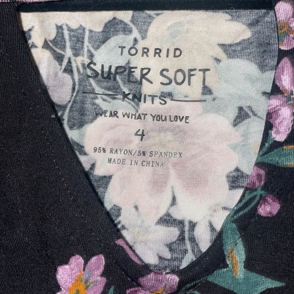 Torrid Super Soft Floral Shirt with V Neck NWT - Picture 3 of 4